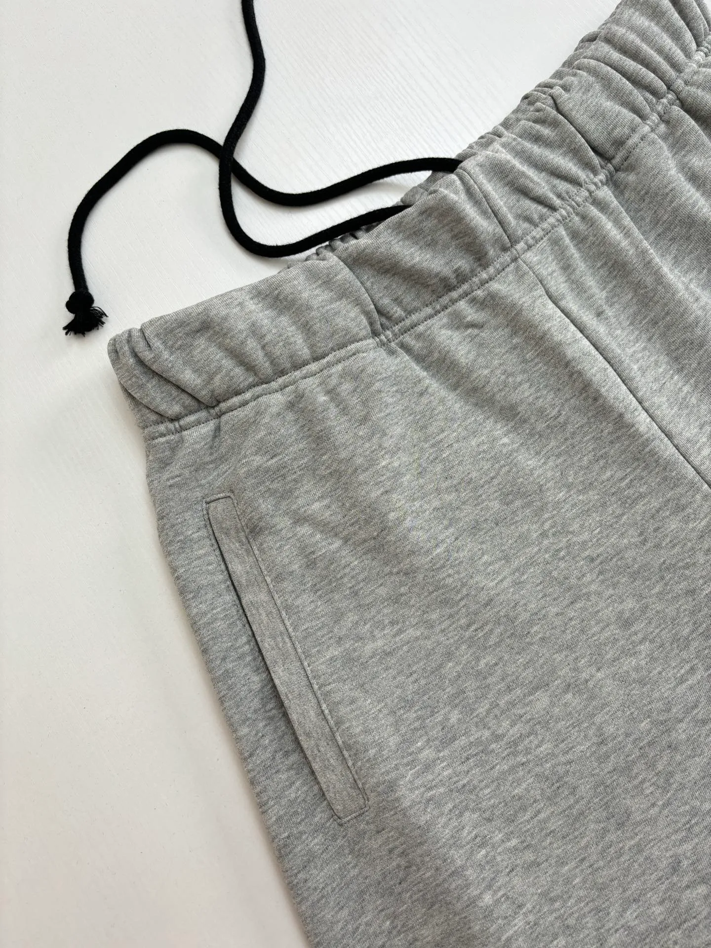🅿️310 Come Hearts*/Cro Heart 25 new floral gray Sanskrit logo shorts. Custom dyed floral gray fabric according to YB. The floral gray fabric is extremely expensive. There is no stock in the market. The embroidery uses imported embroidery. Customized scroll hardware accessories. Size: S/M/L